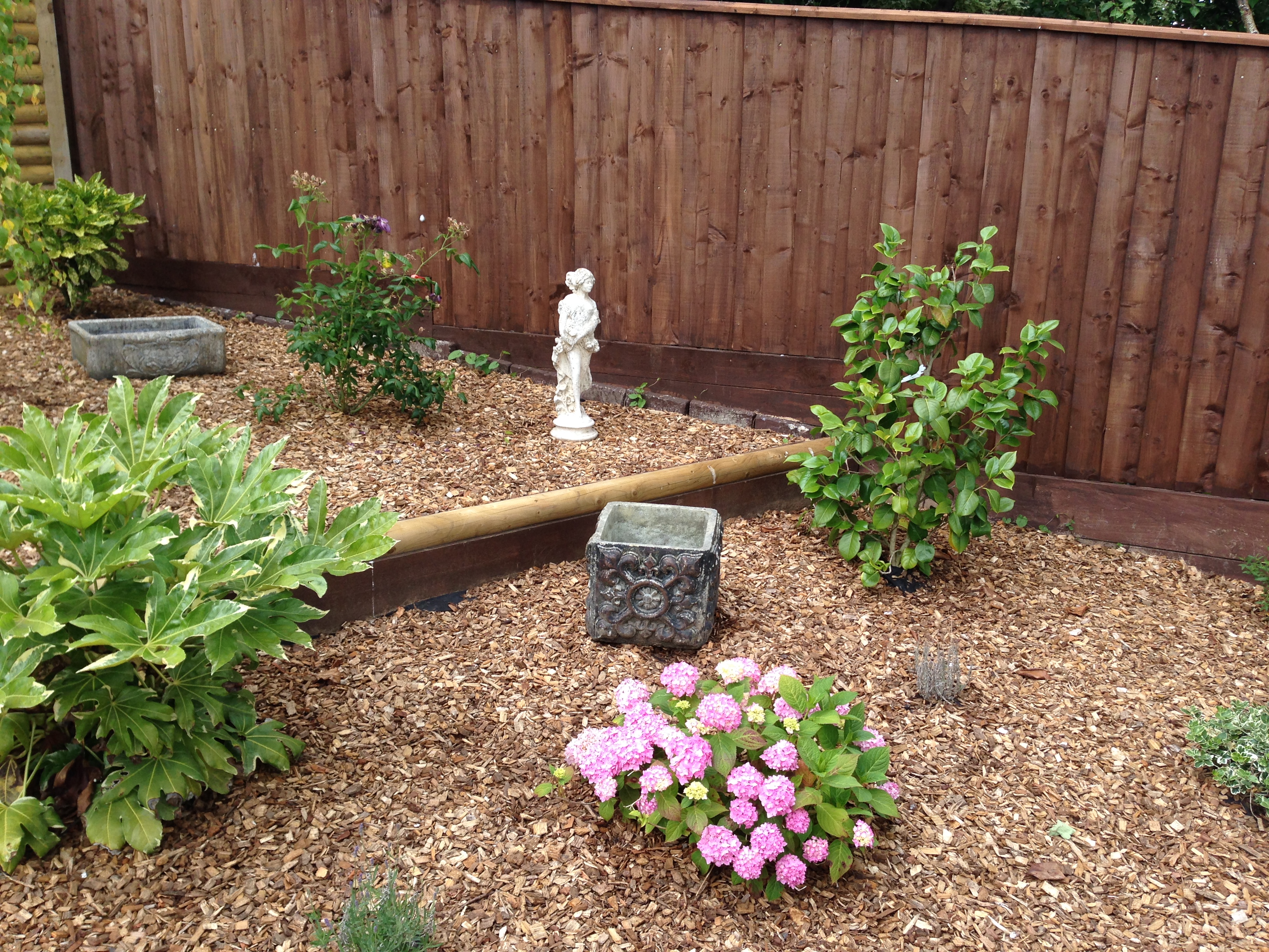  garden design with bark chippings
